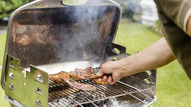 im sommer wird draussen gegrillt doch wer nachbarn hat sollte ruecksicht nehmen 